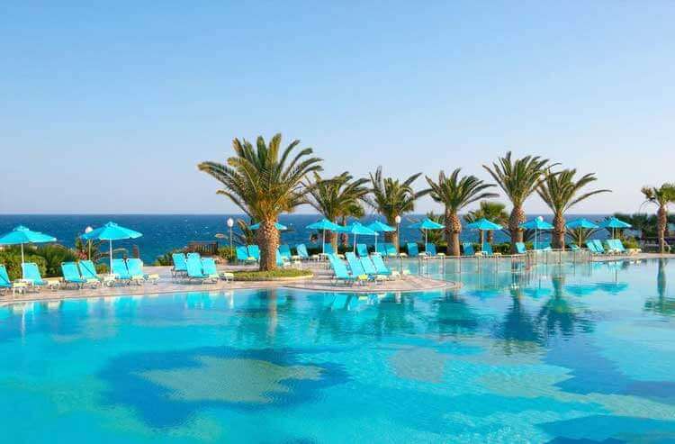 Zwembad en zee bij hotel Iberostar Creta Panorama